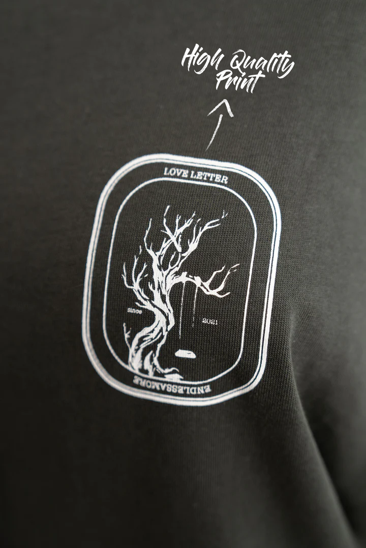 Nahaufnahme eines schwarzen T-Shirts mit weißem Brustprint. Der Print zeigt ein stilisiertes Baum-Motiv mit dem Schriftzug „LOVE LETTER“ oben, „ENDLESSAMORE“ unten und den Worten „since 2021“ seitlich. Darüber steht in weißer Handschrift „High Quality Print“.