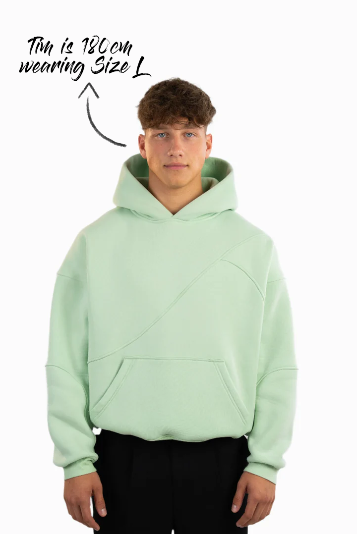 Gleicher Hoodie in mintgrün, getragen von einem männlichen Model mit klassischem Schnitt und Kängurutasche.