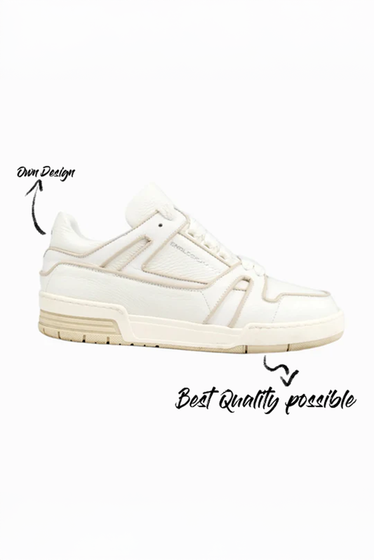 Seitliche Studioaufnahme eines weißen Sneakers mit beigen Akzenten. Der Sneaker zeigt das Markenlogo “ENDLESSAMORE” auf dem Obermaterial. Handgeschriebene Anmerkungen im Bild verweisen auf das eigene Design und die bestmögliche Qualität.