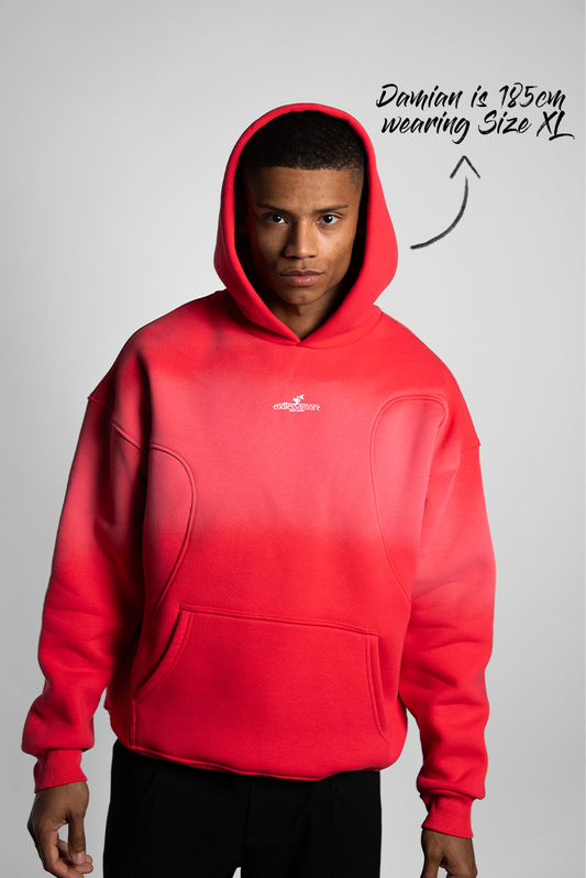 Oversized Hoodie in leuchtend rotem Farbverlauf mit Frontlogo „endlessamore“, getragen von einem Mann (185 cm) in Größe XL.