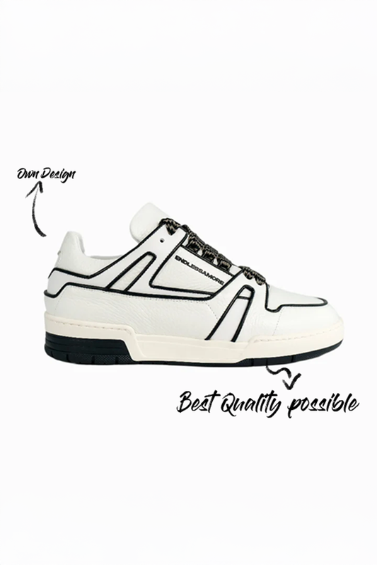 Weißer Sneaker mit schwarzer Linienführung und auffälligen Nähten, seitlich abgebildet auf weißem Hintergrund. Der Schriftzug „ENDLESSAMORE“ ist dezent in die Außenseite integriert.