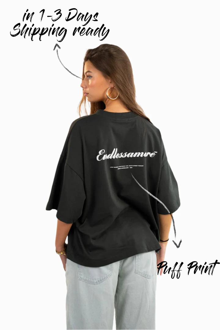 Rückansicht des schwarzen T-Shirts, getragen von einer Person mit lockerem Sitz. Der weiße Rückenprint zeigt den Schriftzug „Endlessamore™“ mit kleinem Text darunter.