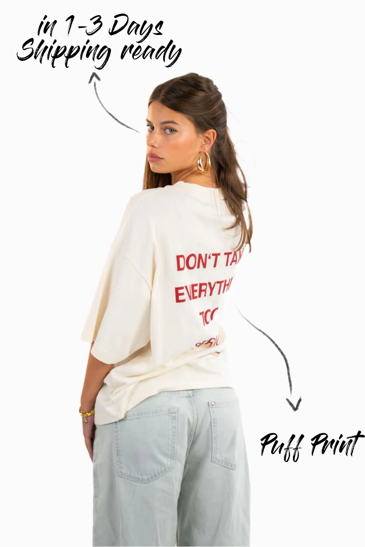 Seitliche Rückenansicht eines weißen T-Shirts mit rotem Puff-Print „DON’T TAKE EVERYTHING TOO SERIOUS“, getragen von einer Frau. Versandhinweis „in 1–3 Tagen versandbereit“ eingeblendet.