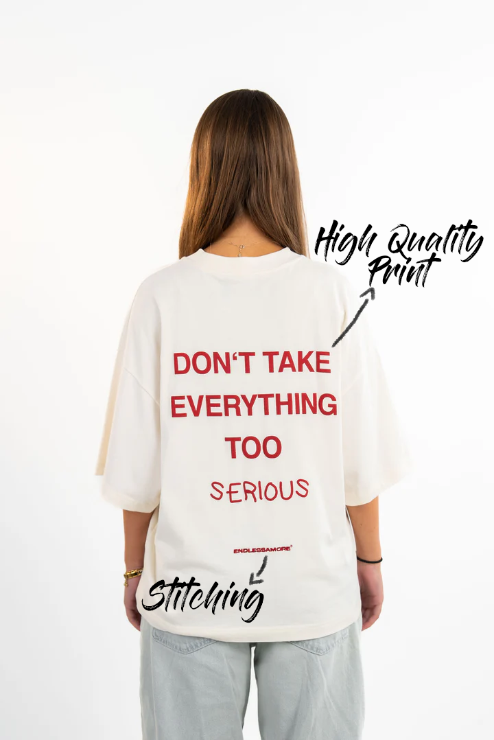 Rückansicht eines weißen T-Shirts mit rotem Rückendruck „DON’T TAKE EVERYTHING TOO SERIOUS“. Zusätzliche Hinweise auf hochwertige Verarbeitung und Stickerei. Getragen von einer Frau.