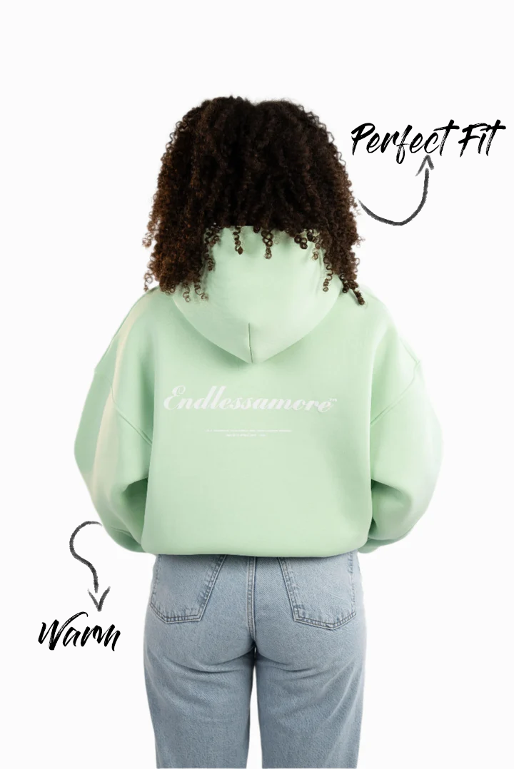 Rückansicht des Hoodies an einem weiblichen Model mit eng anliegendem Bund und großem, mittig platziertem Rückenprint.