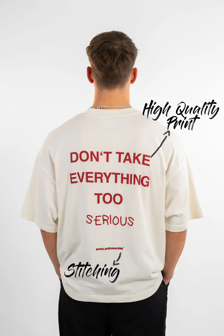 Rückansicht eines weißen T-Shirts mit rotem Druck „DON’T TAKE EVERYTHING TOO SERIOUS“ und Hinweis auf hochwertige Stickerei. Getragen von einem Mann in Größe L (180 cm groß).