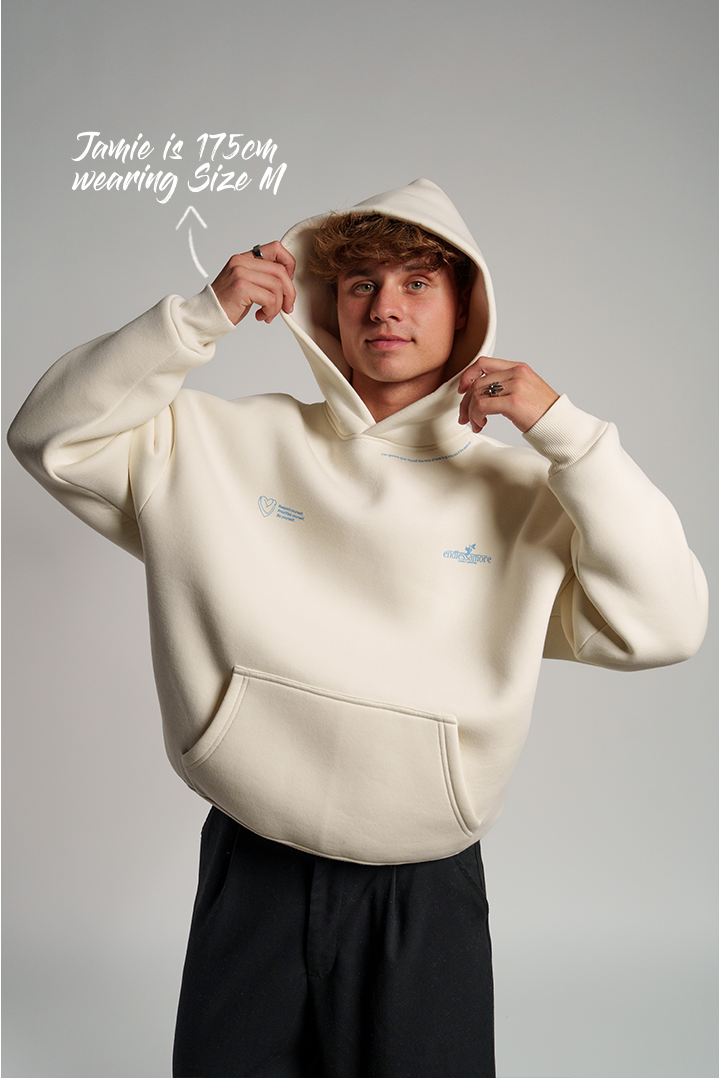 Weißer Hoodie mit hellblauen Druckdetails auf Brust und Kragen sowie „endlessamore“-Logo auf der linken Seite; Kapuze leicht angehoben.