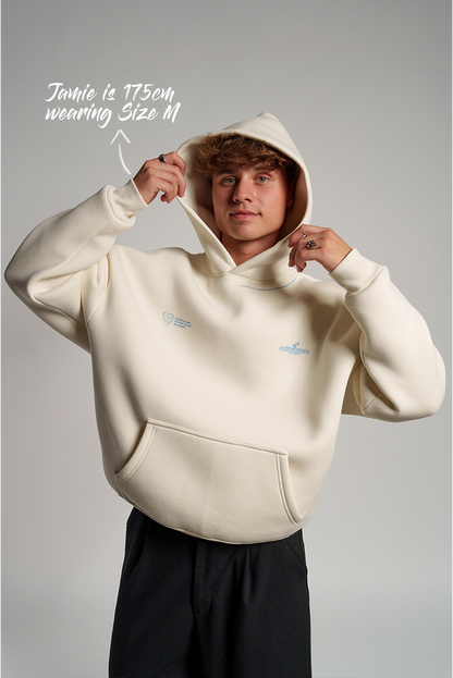 Weißer Hoodie mit hellblauen Druckdetails auf Brust und Kragen sowie „endlessamore“-Logo auf der linken Seite; Kapuze leicht angehoben.