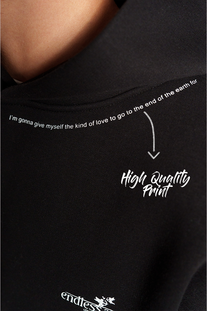 Detailansicht des schwarzen Hoodies im Brustbereich. Der weiße Schriftzug am Kragen lautet: „I’m gonna give myself the kind of love to go to the end of the earth for“, darunter befindet sich das Logo von endlessamore sowie der Hinweis „High Quality Print“.