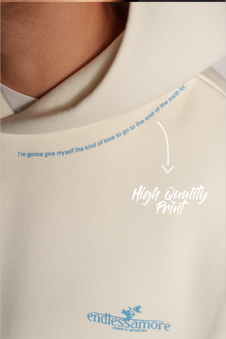 Nahaufnahme des weißen Hoodies mit hellblauem Text entlang des Kragens: „I’m gonna give myself the kind of love to go to the end of the earth for“; darunter das Logo „endlessamore“.