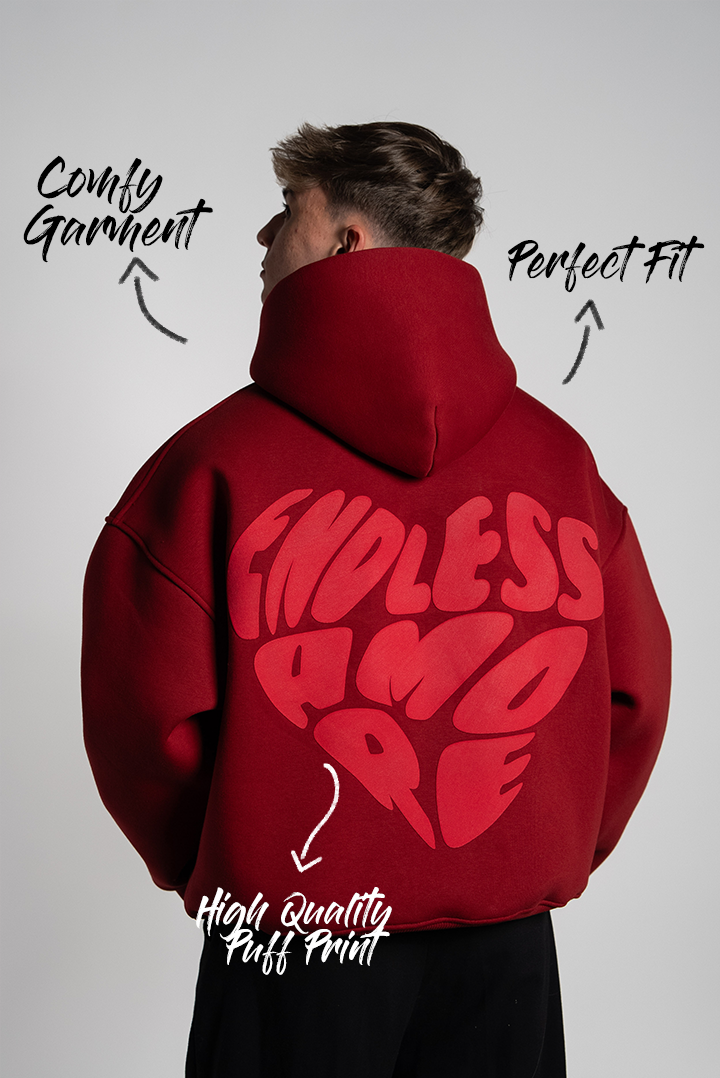 Rückansicht eines Mannes im bordeauxroten Hoodie mit großem, rotem Puffprint in Herzform auf dem Rücken. Der Schriftzug „ENDLESS AMORE“ füllt die Herzform vollständig aus.
