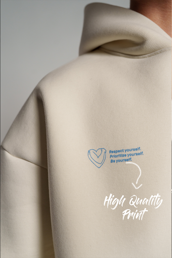 Weißer Hoodie mit hellblauer Herzgrafik und dem Text „Respect yourself. Prioritize yourself. Be yourself.“ auf der Brust.